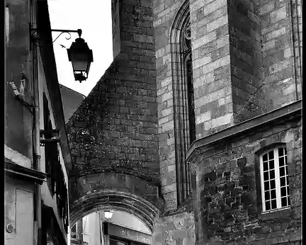Morbihan 17 (02) Eglise Notre Dame XIII e XVI s, adossée aux maisons
